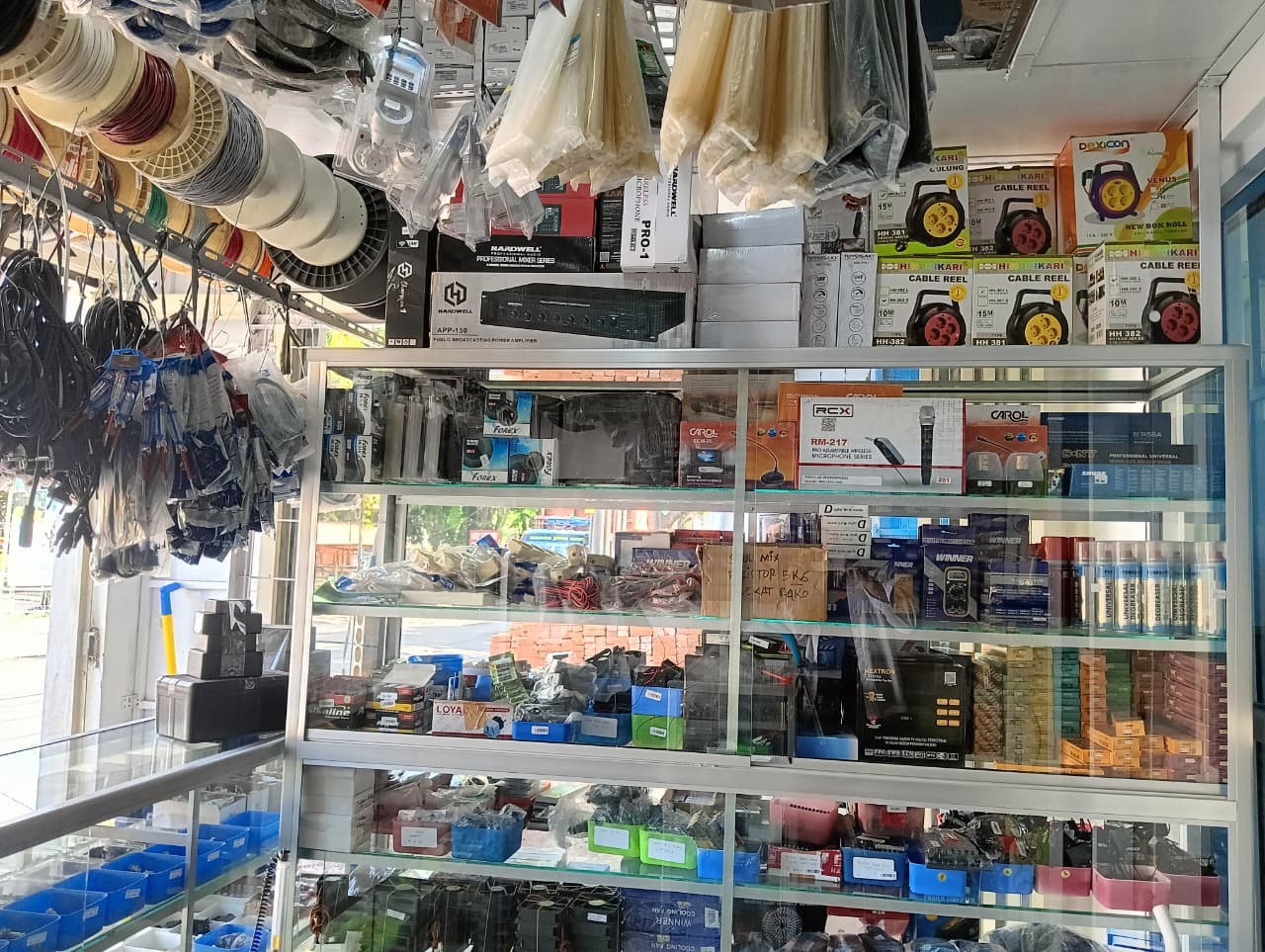 Display peralatan dan tools